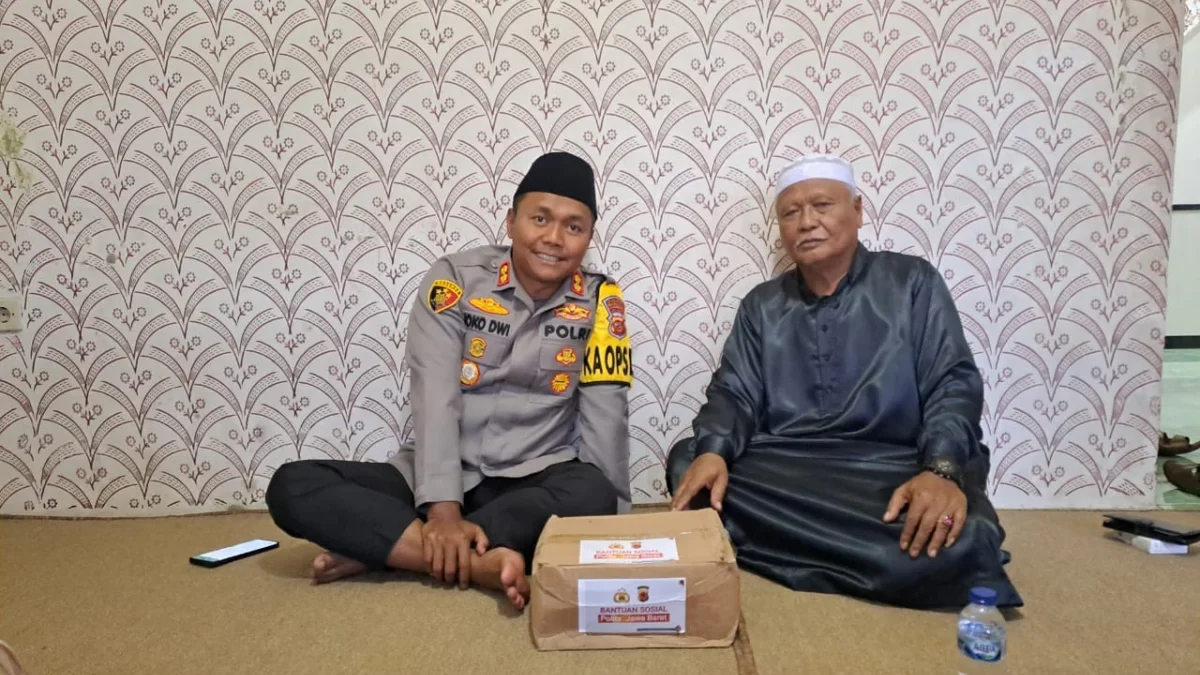 SAMBANGI: Kapolres saat berbincang bersama Pimpinan Pondok Pesantren Cikalama, Desa Sindang Pakuwon, baru-baru