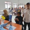 TERTIB: Warga korban bencana angin puting beliung saat mendapatkan dana stimulan di aula Kecamatan Cimanggung,