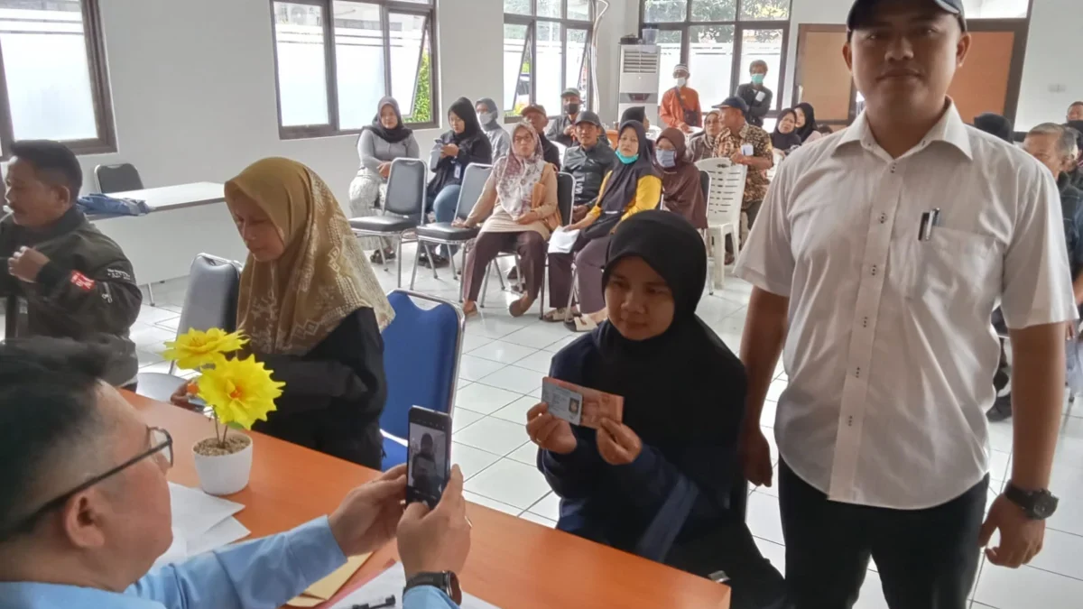 TERTIB: Warga korban bencana angin puting beliung saat mendapatkan dana stimulan di aula Kecamatan Cimanggung,