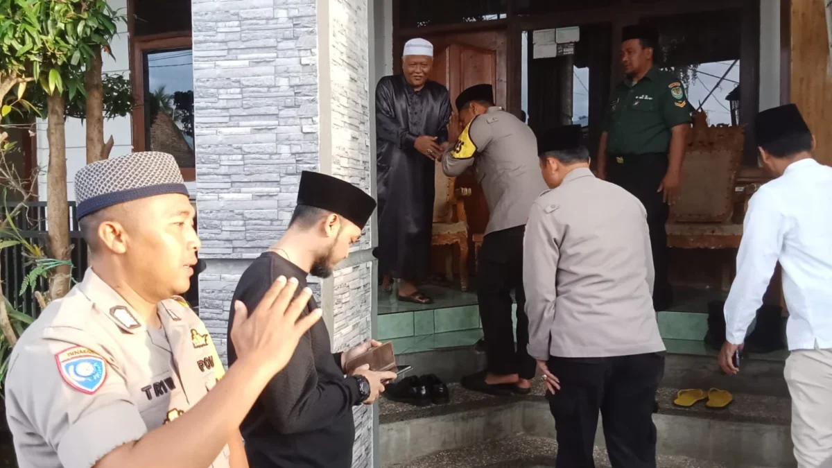 BERCENGKRAMA: Kapolres Sumedang, AKBP Joko Dwi Harsono saat berkunjung ke Ponpes Cikalama Desa Sindangpakuon K