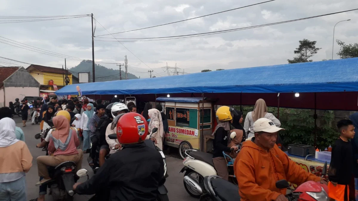 RAMAI: Warga saat membeli makanan menjelang berbuka di ruas jalan Bojong, Kecamatan Sumedang Utara, baru-baru