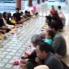 BERBUKA: Warga saat berbuka puasa bersama di pelataran Mesjid Agung Sumedang, baru-baru ini.