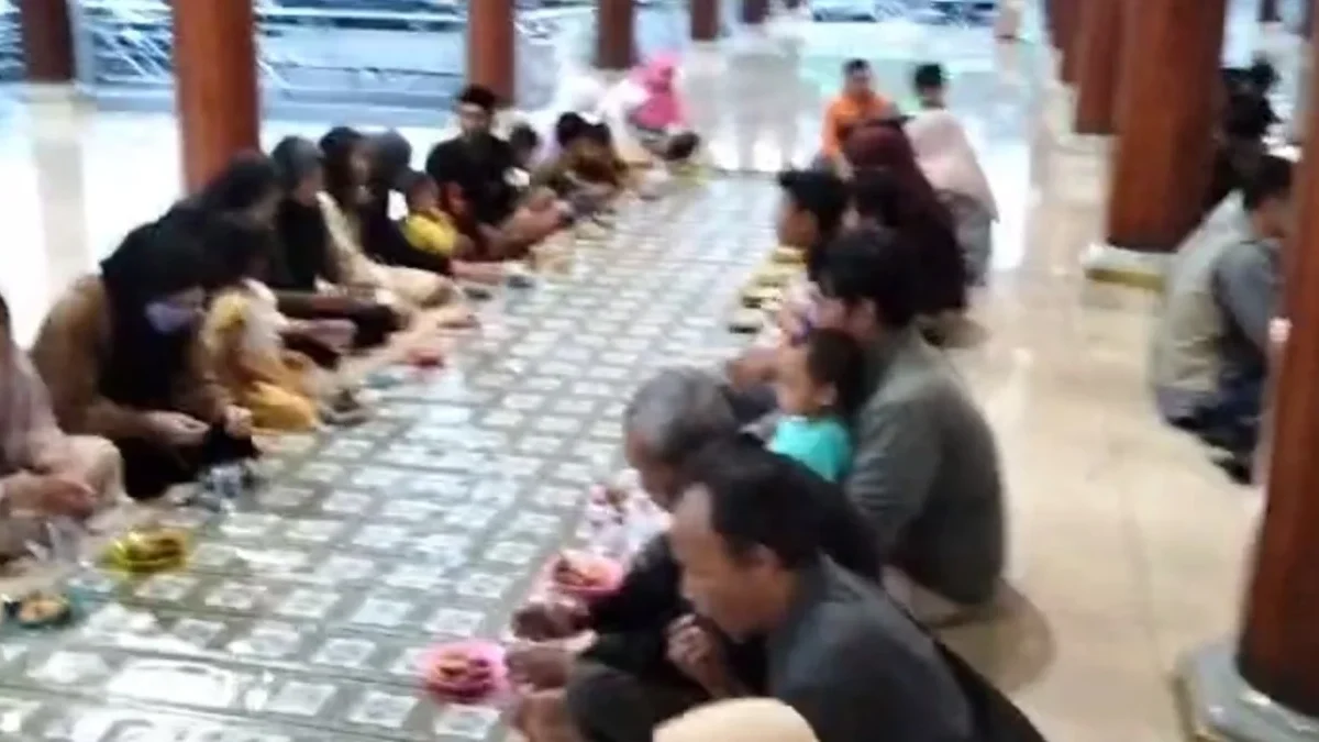 BERBUKA: Warga saat berbuka puasa bersama di pelataran Mesjid Agung Sumedang, baru-baru ini.