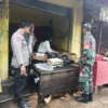 PANTAU: Anggota Koramil 1007 Conggeang Kodim 0610 Sumedang saat mengunjungi pasar Tradisional Conggeang, kemar