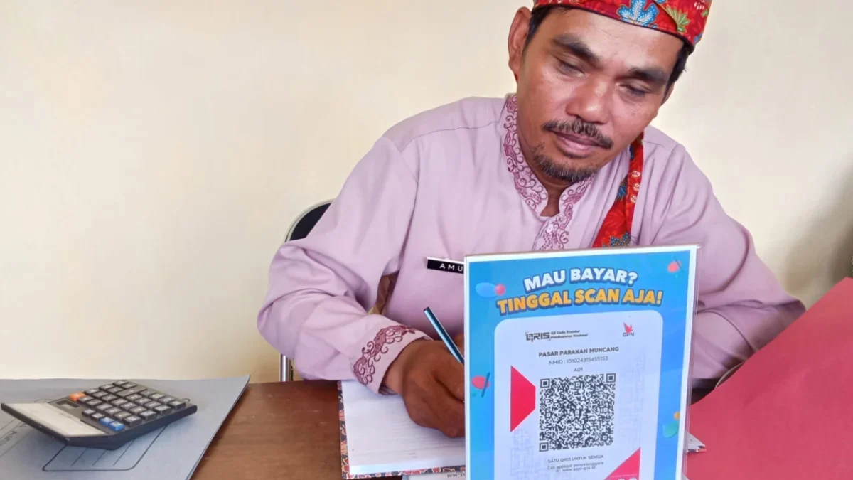 DIGITAL: Salah satu pedangan pasar tradisioanl yang sudah mengunakan sistem digital untuk bertransaksi.