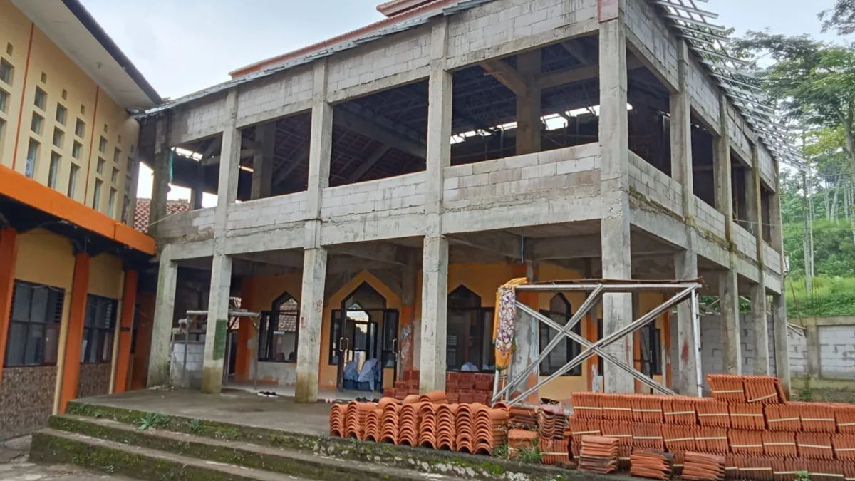 BELUM RAMPUNG: Sejumlah siswa saat mengikuti kegiatan di dalam Masjid Miftahul Ulum SMAN Cimanggung yang hingg