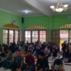 KHUSUK: Siswa SMK Muhammadiyah 1 Sumedang saat mengikuti kegiatan pesantren Ramadan di sekolah, kemarin.