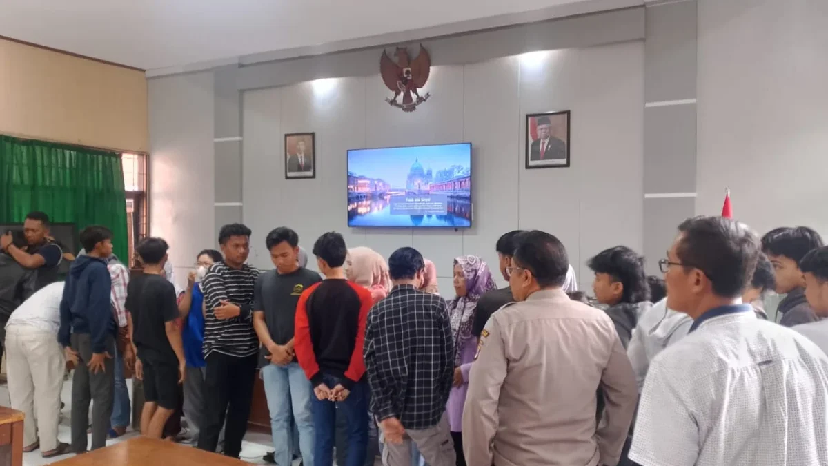 MINTA MAAF: Belasan Remaja Pelaku Aksi Perang Sarung di Paseh Sumedang meminta maaf kepada para orang tua masi