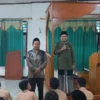 BERI KETERANGAN: Wakasek Kesiswaan SMK Informatika Sumedang, Tatang Suryana SAg Mpd (kiri), bersama guru Pandi