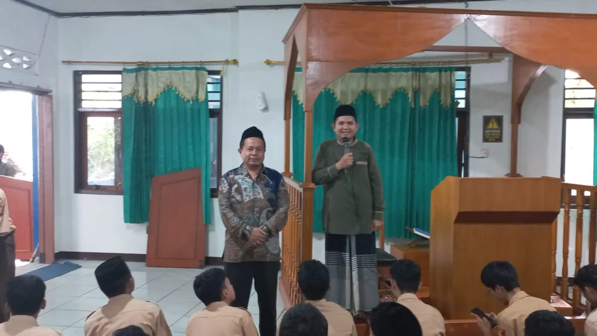 BERI KETERANGAN: Wakasek Kesiswaan SMK Informatika Sumedang, Tatang Suryana SAg Mpd (kiri), bersama guru Pandi