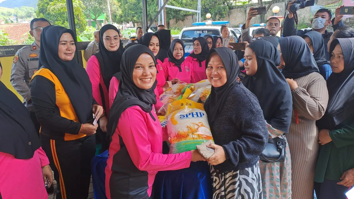 Polres Sumedang Bekerja Sama dengan Bhayangkari Cabang Sumedang Bantu Masyarakat dengan Beras Murah