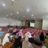 KHUSUK: Para jamaah saat mendengarkan ceramah yang disampaikan oleh Ustadz Rasyeed Ridlo., di Masjid Al Ishlah