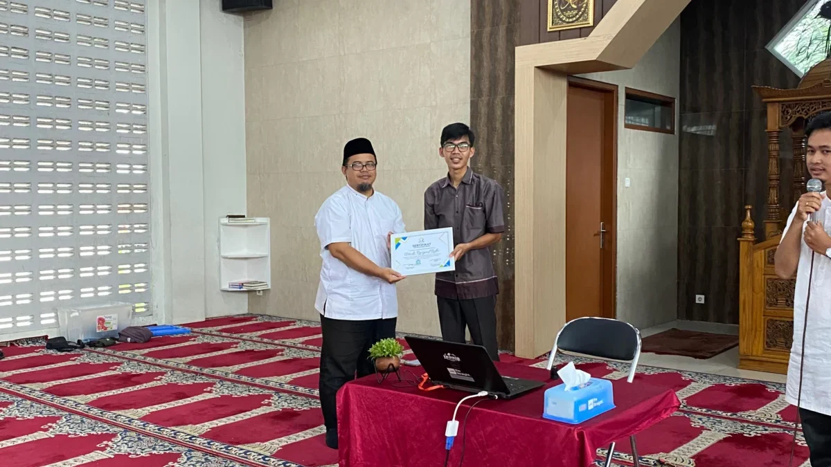 SIMBOLIS: Salah satu pihakn YPB Sumedang saat menyerahkan piagam kepada pengisi acara dalam kegiatan Ramadan d