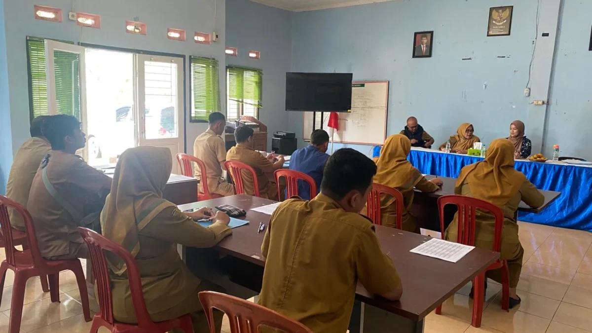 Perangkat Desa Margalakasana Kecamatan Sumedang Selatan mengikuti kegiatan psikotest.