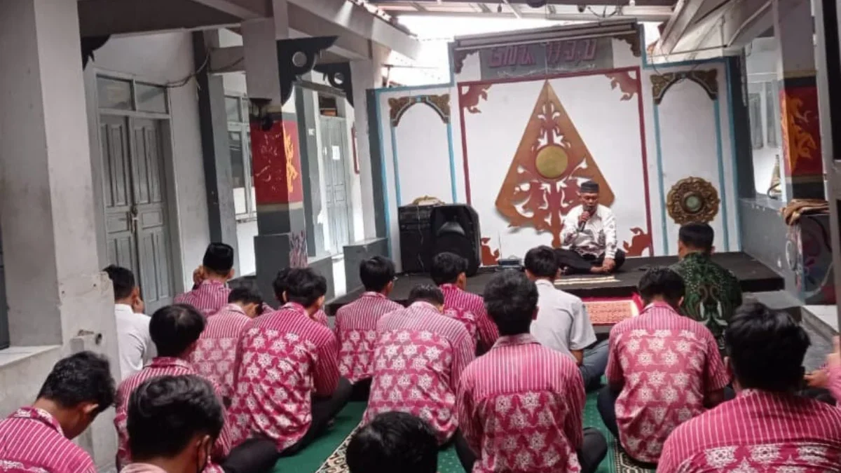 KHUSUK: Para siswa SMK YPPS Sumedang serius mengikuti kajian materi agama pada kegiatan Smart Tren Ramadan 144