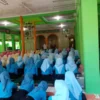 TERTIB: Para siswa SMKN 2 Sumedang, saat mengikuti kegiatan Smart Tren Ramadan atau Penumbuhan budi pekerti