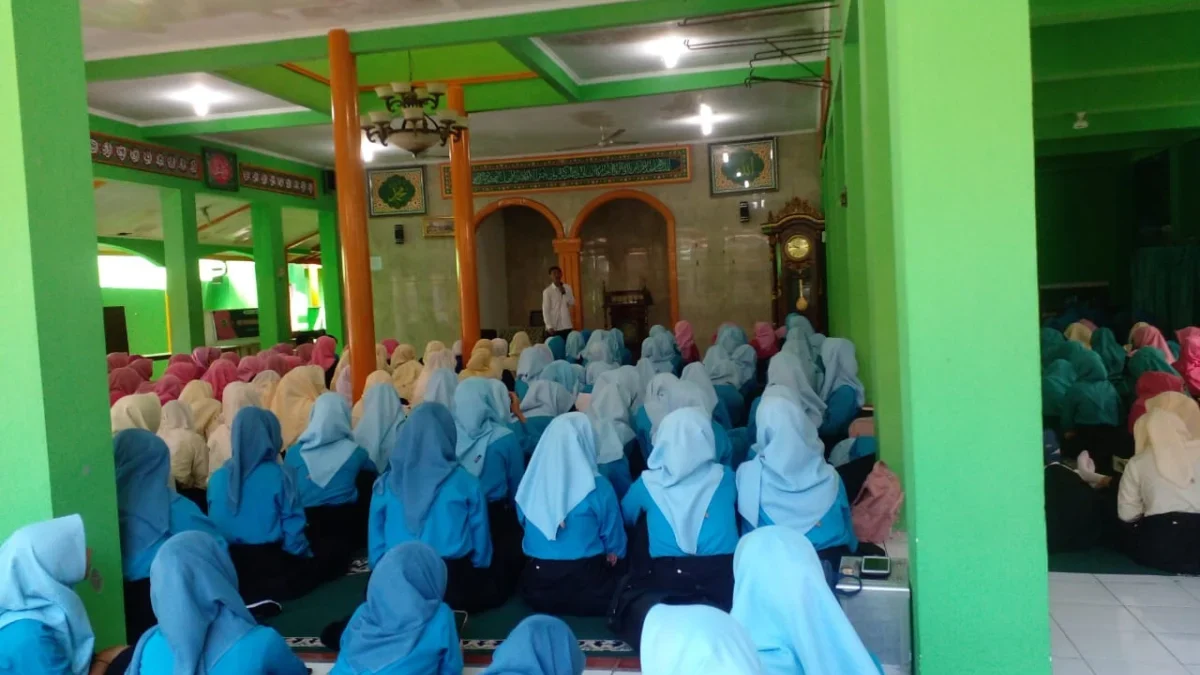 TERTIB: Para siswa SMKN 2 Sumedang, saat mengikuti kegiatan Smart Tren Ramadan atau Penumbuhan budi pekerti