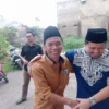 BERCENGKRAMA: Dony Ahmad Munir, mantan Bupati Sumedang periode 2018-2023 saat bersilaturahmi dengan warga Cipa