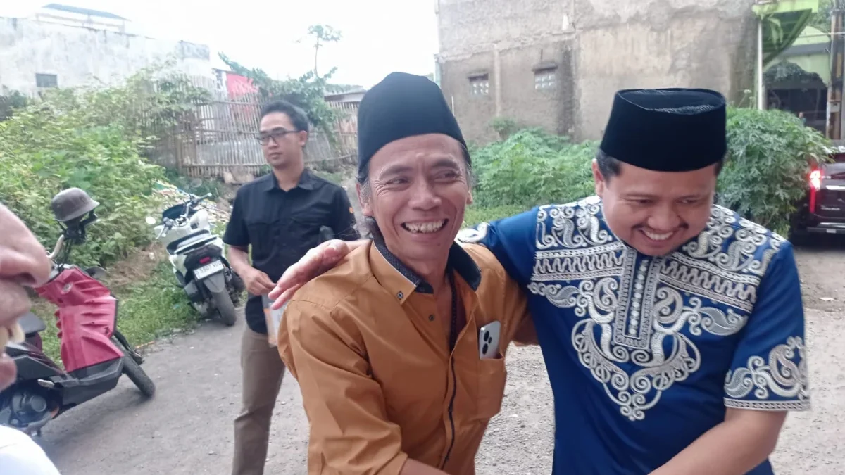 BERCENGKRAMA: Dony Ahmad Munir, mantan Bupati Sumedang periode 2018-2023 saat bersilaturahmi dengan warga Cipa