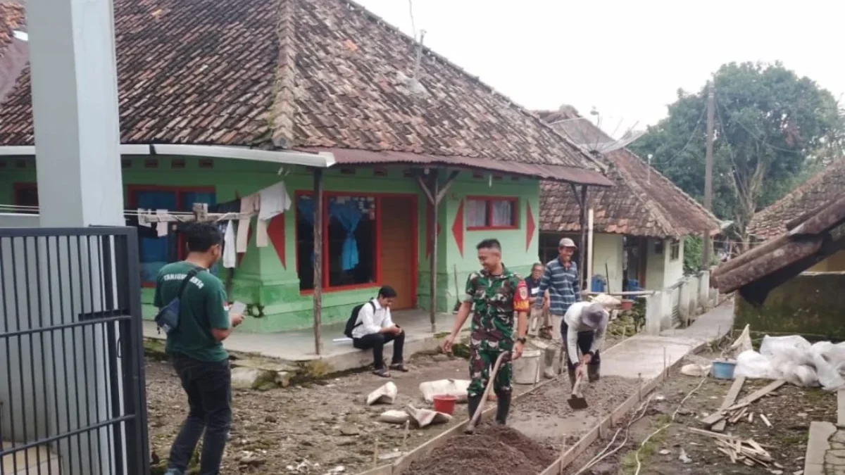 BEJIBAKU: Serda Ali Wahyudi Bintara pembina desa (Babinsa) Desa Boros, Koramil 1003 Tanjungkerta Kodim 0610 S