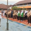 PAPARKAN: Kepala Sekolah saat membuka dan memberilan sambutan pada kegiatan Smart Tren di SMKN 1 Sumedang, be