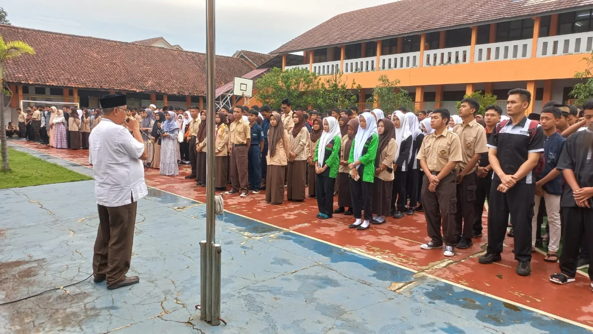 PAPARKAN: Kepala Sekolah saat membuka dan memberilan sambutan pada kegiatan Smart Tren di SMKN 1 Sumedang, be