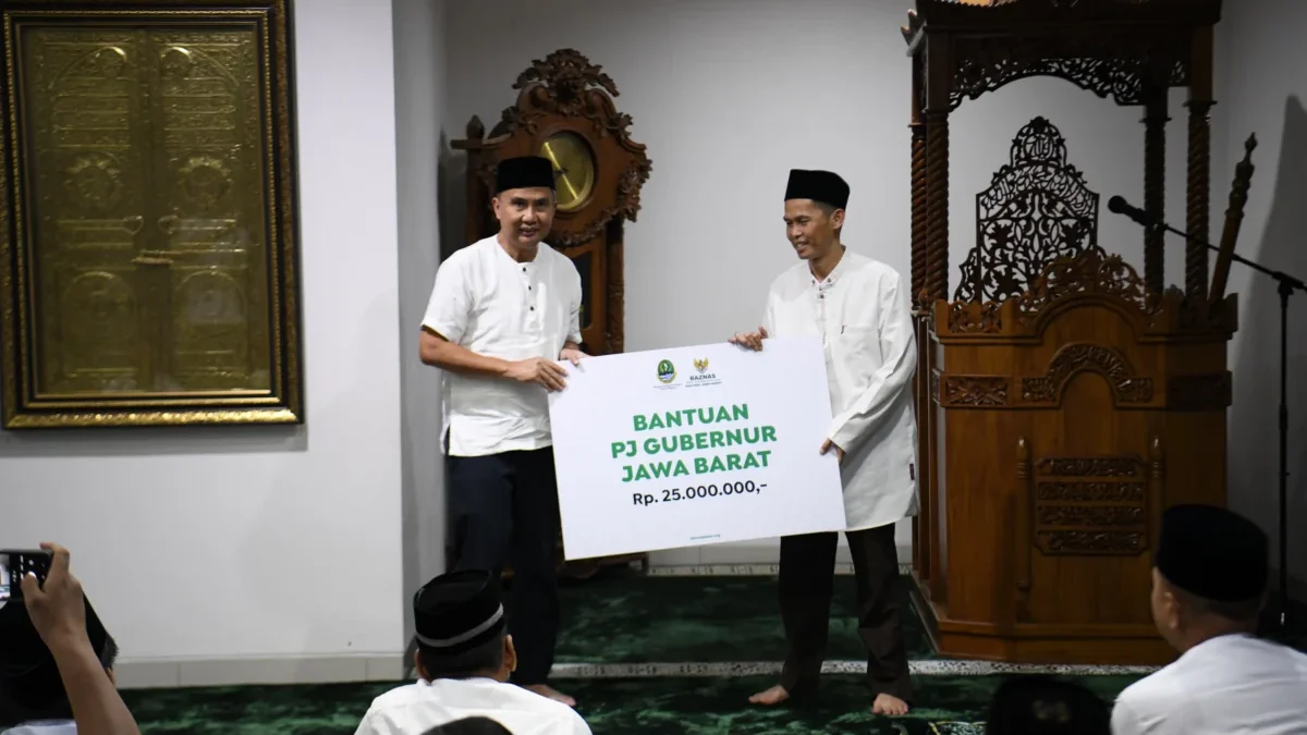 Penjabat Gubernur Bey Machmudin Tarling di Masjid Al Mizan Kejati Jabar