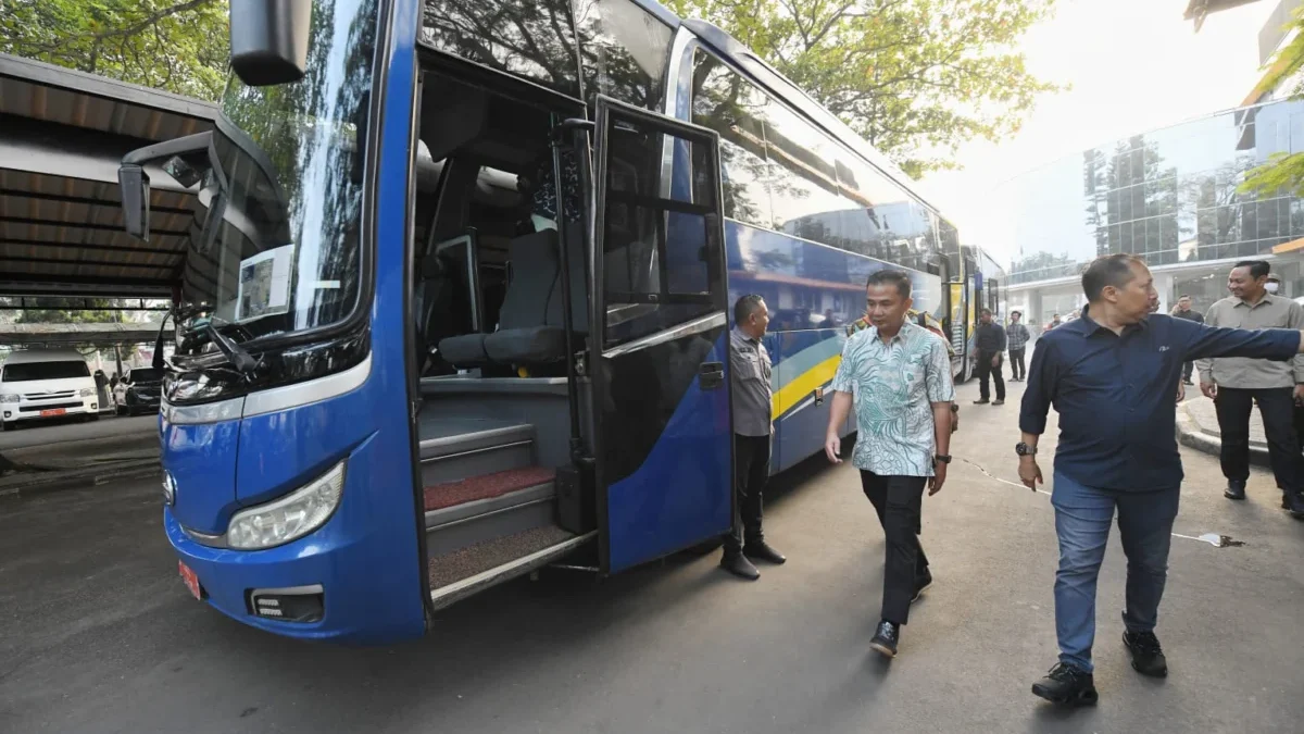 Bey Machmudin Ngantor ke Gedung Sate Naik Bus Bersama Pegawai