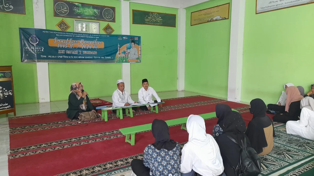 ANTUSIAS: Kegiatan acara puncak penutupan Smart Tren Ramadan di Aula gedung SMK Ma\'arif 2 Sumedang, dipimpin l