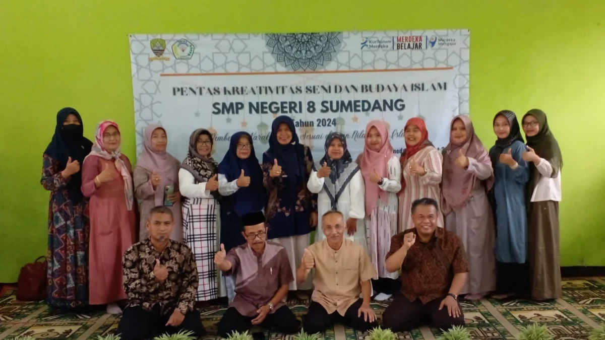 SEMANGAT: Kepala SMPN 8 Sumedang bersama para wakasek dan para guru pada acara puncak kegiatan Pesantren Kila