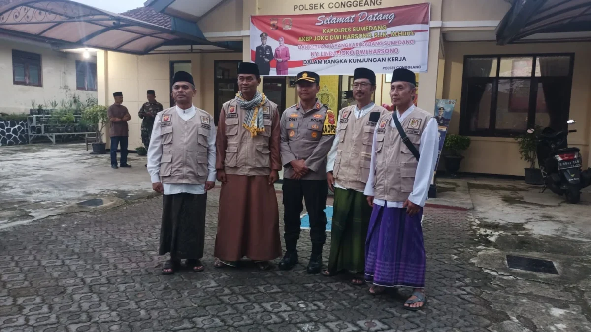 FOTO BERSAMA: Kapolres Sumedang AKBP Joko Dwi Harsono beserta jajarannya berkunjung ke Polsek Conggeang, baru-