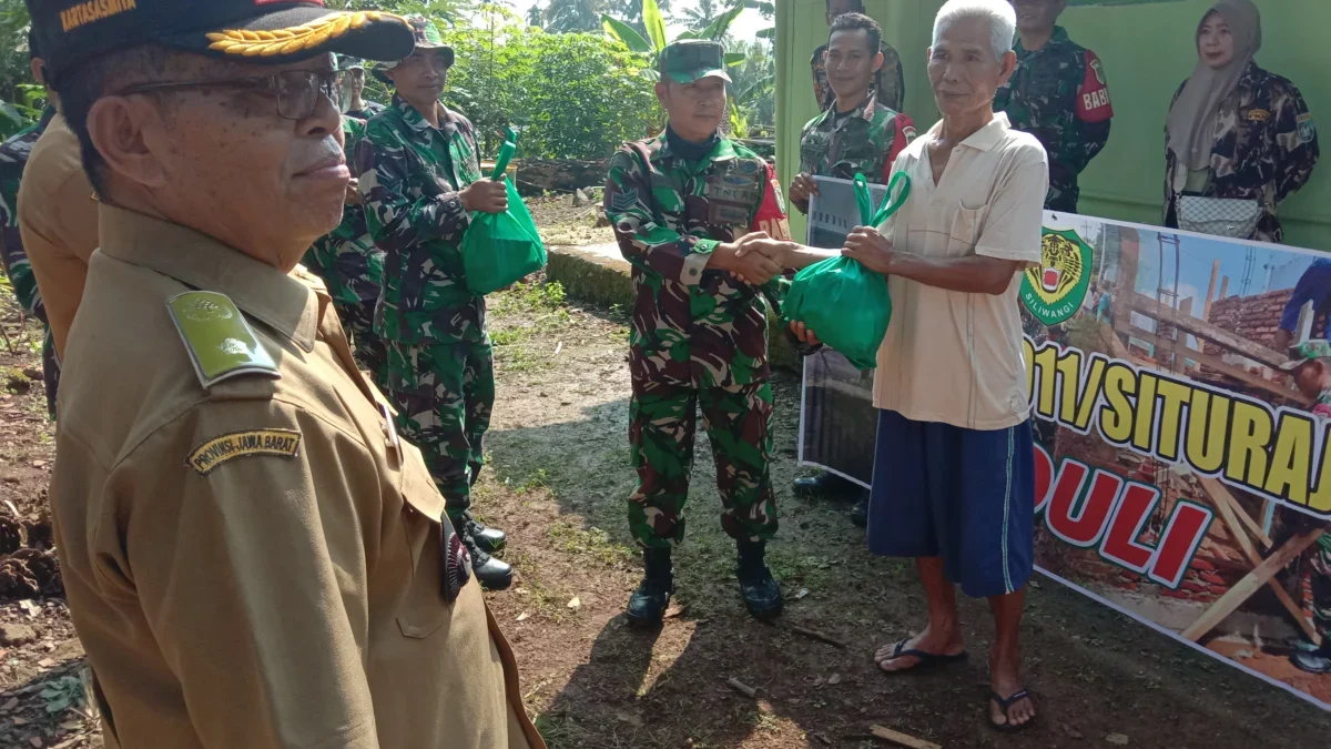 SIMBOLIS: Anggota Danramil 1011 Situraja saat memberikan bahan untuk membersihkan masjid kepada warga, kemarin