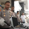 PENGEDAR BERSENJATA: Kapolres Sumedang, AKBP Joko Dwi Harsono menunjukan sejumlah pucuk senjata api, yang dis