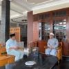 SILATURAHMI: H Dony Ahmad Munir saat menjumpai pengasuh Pondok Pesantren Darul Hikmah, KH Husein Ma\'mun, Dusun