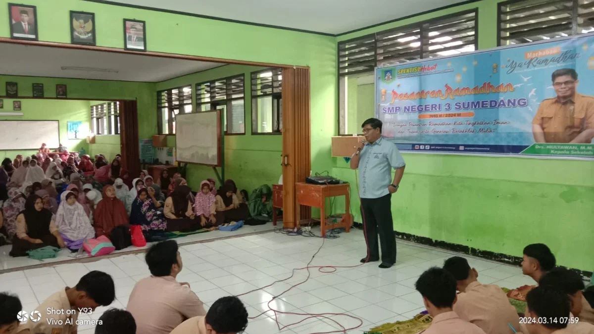 ANTUSIAS: Kepala SMPN 3 Sumedang, Drs Mulyawan MM., saat memberikan sambutan pada acara kegiatan pembukaan pes