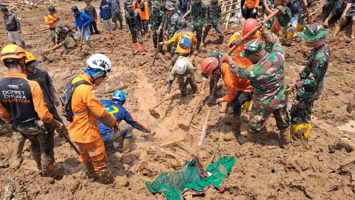 BEJIBAKU: Tim SAR gabungan, terdiri dari Basarnas, TNI, Polri, Pemadam Kebakaran, BUMN/BUMD, relawan kemanusia