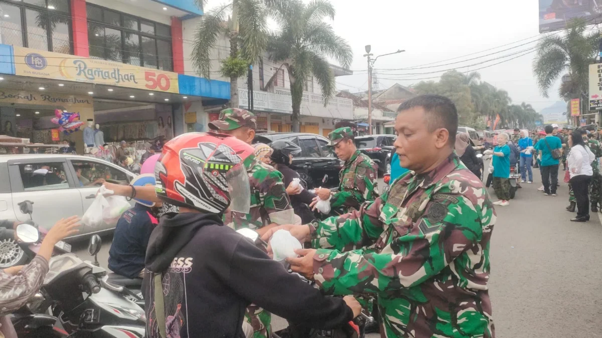 PEDULI: Anggota Kodim 0610 Sumedang dan Paguyuban Sosial Marga Tionghoa Indonesia saat membagikan takji kepada