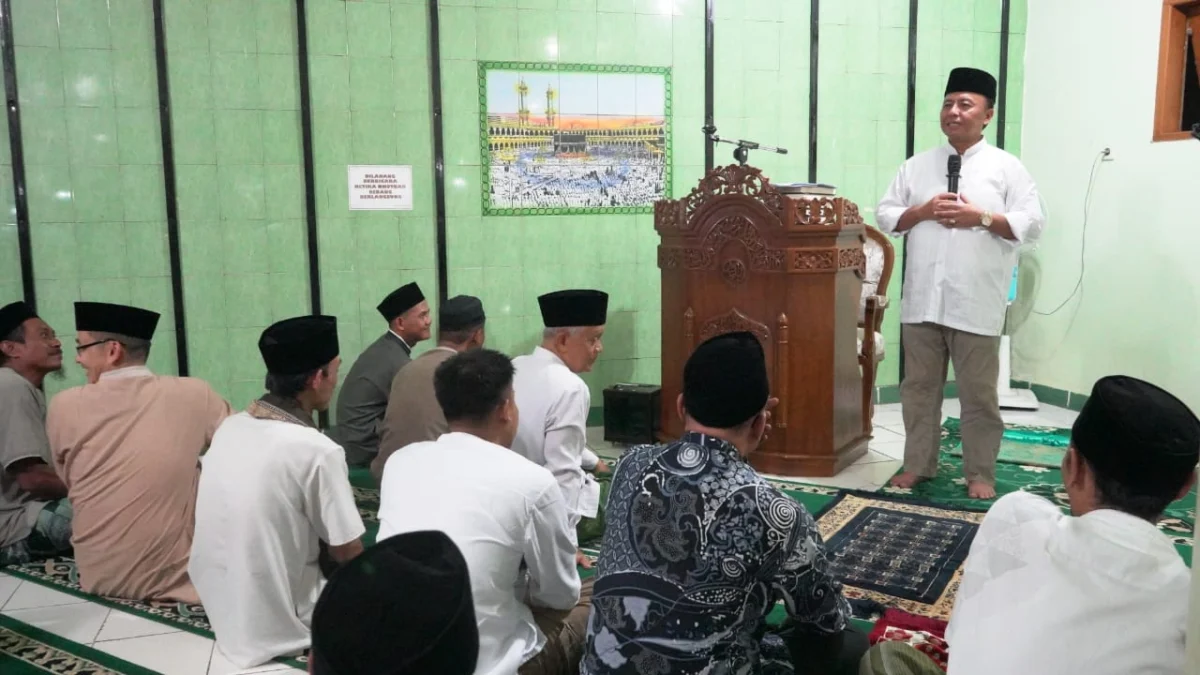 KHIDMAT: Pj Bupati Bupati Herman Suryatman saat memberikan sambutan pada Tarawih Keliling dan Pasang Sangkur