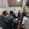 DAMAI: Kepala Desa Sayang Kecamatan Jatinangor Kabupaten Sumedang Dodi Kurnaedi saat menyaksikan pertemuan ked