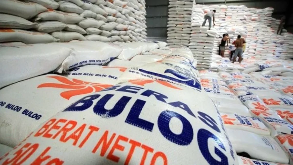 Perum Bulog Perkuat Stok Pangan Nasional dengan Impor 300 Ribu Ton Beras Perum Bulog Perkuat Stok Pangan Nasional dengan Impor 300 Ribu Ton Beras