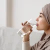 Begini Cara Minum Air Putih Saat Puasa yang Benar