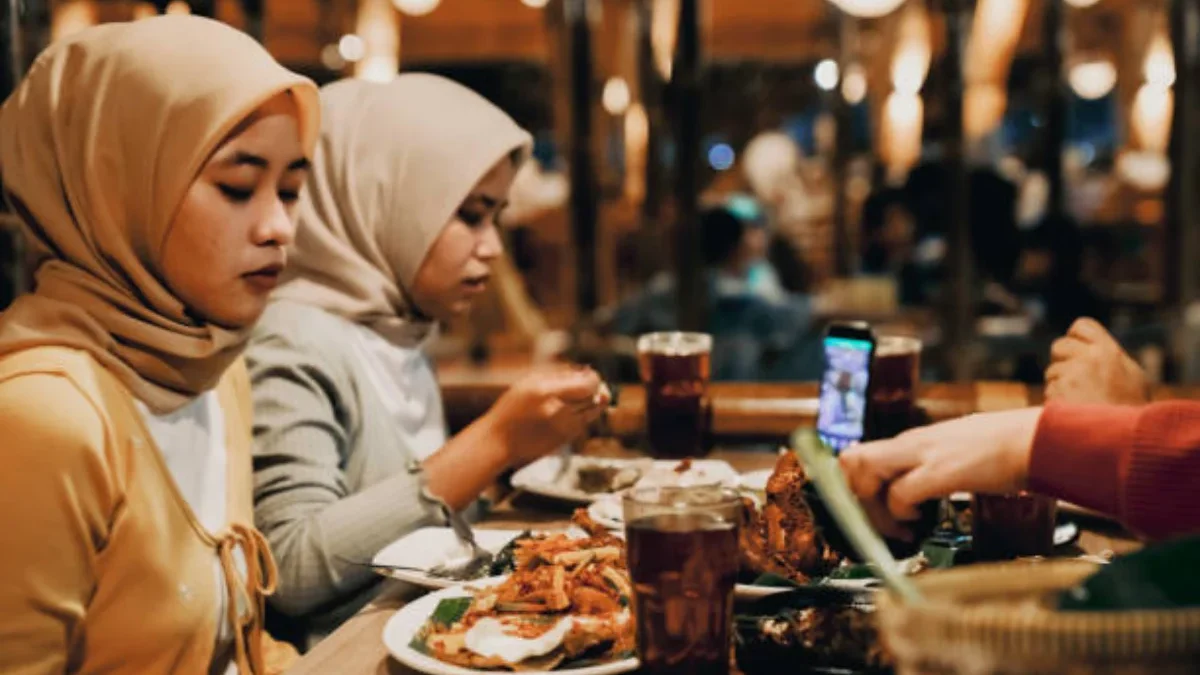 Buka Puasa Bersama Bikin Bokek? Intip Tips Ini Supaya Dompetmu Tetap Tebel!