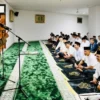 Bey Machmudin Tarawih di Masjid Tertua di Cimahi