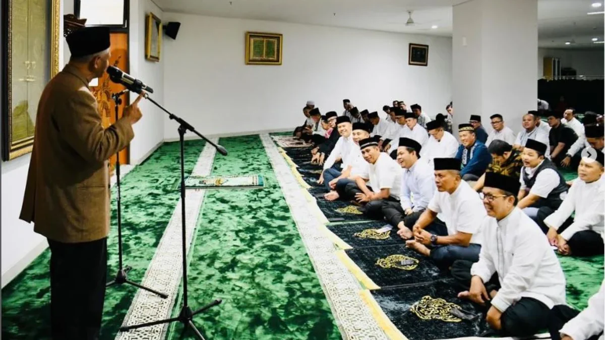 Bey Machmudin Tarawih di Masjid Tertua di Cimahi