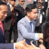 Jokowi dan Gibran Dicoret dari PDIP, Airlangga: Mereka Kini Bagian dari Keluarga Golkar