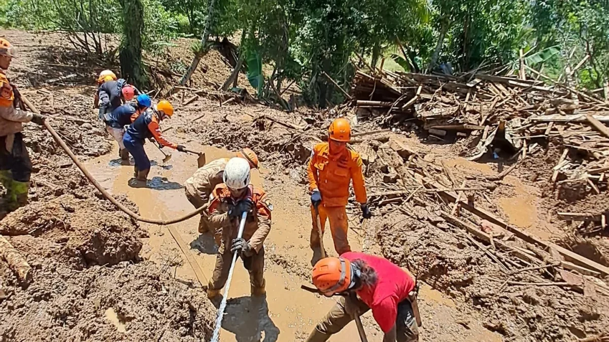 BEJIBAKU: Petugas saat melakukan operasi pencarian korban longsor Desa Cibenda dan Sukaresmi, baru-baru ini.