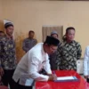 KHIDMAT: Penandatanganan surat dokumentasi serah terima jabatan BPD oleh Kepala Desa Mulyasar, Caim Nulhikmat,