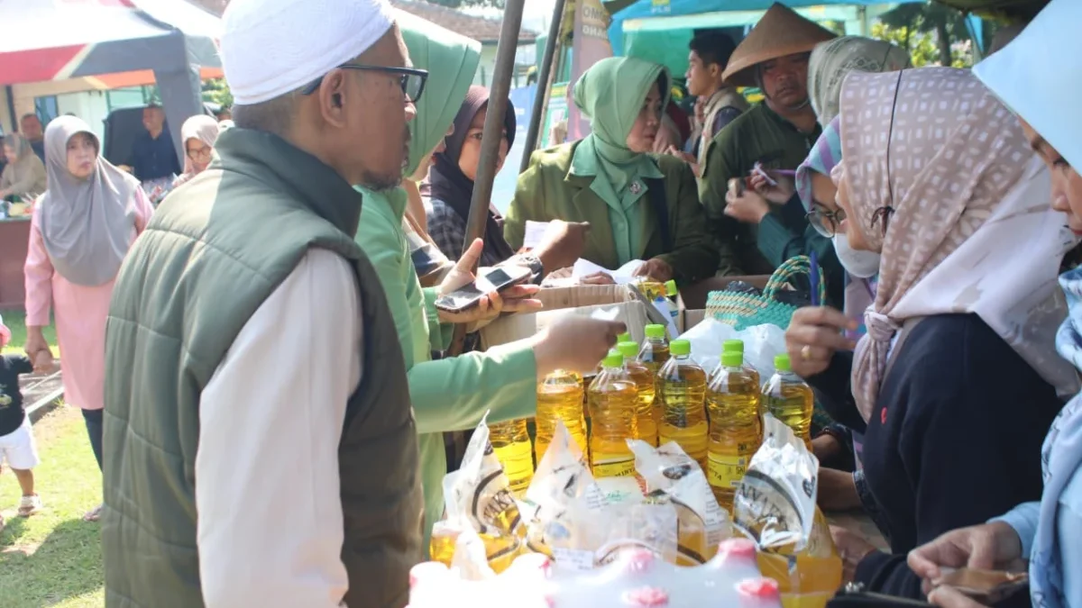 RAMAI: Warga saat membeli sembako di kegiatan bazar pasar murah di Makodim 0610 Sumedang, baru-baru ini.