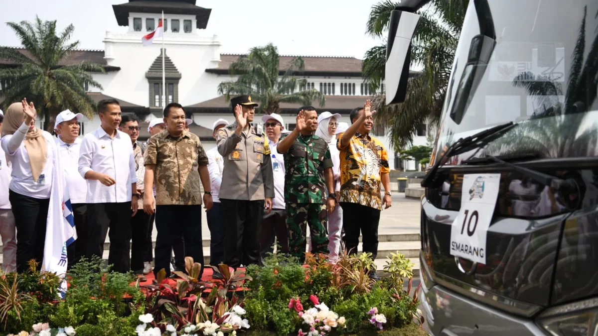 Bey Machmudin Lepas 20 Bus Peserta Program Mudik Asyik Bersama BUMN