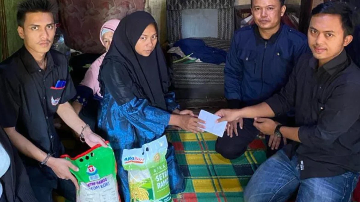 ISTIMEWA KUNJUNGI: Guru-guru SDN Sukaratu dan Komunitas Saderek Clan kunjungi rumah korban tenggelam di Waduk